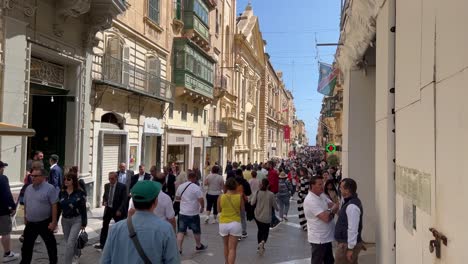 Menschen,-Die-An-Einem-Sonnigen-Tag-In-Valletta-Auf-Einer-überfüllten-Straße-Spazieren