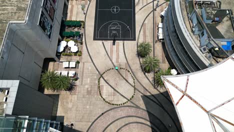 Aufnahme-Eines-Modernen-Mega-Einkaufszentrums-Mit-Basketballplatz-Aus-Der-Drohnenperspektive