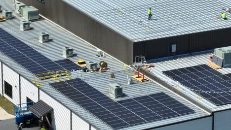 Installation-Von-Solarmodulen-Auf-Industriedächern