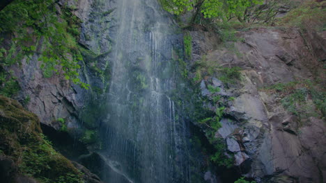 Wunderschöner-Wasserfall-In-Galizien.-Gimbal-Zeitlupenaufnahme