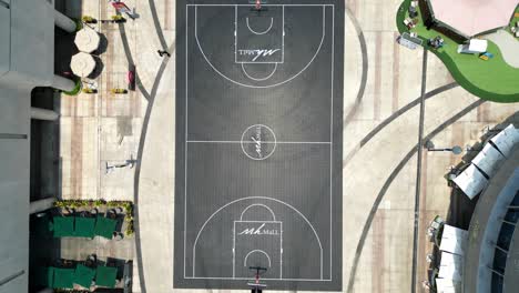 Modernes-Mega-Einkaufszentrum-Mit-Basketballplatz-Im-Inneren-Aus-Der-Drohnenperspektive