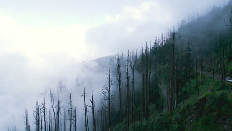 FPV-Drohnenaufnahme-Einer-Nepalesischen-Landschaft-Mit-Wolken,-Monsunzeit,-Düstere-Stimmung,-Horror-Kinematographie