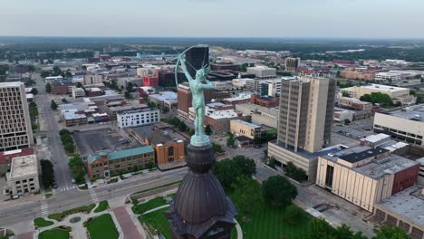 Estatua-De-Ad-Astra-En-La-Cima-Del-Edificio-Del-Capitolio-Del-Estado-De-Kansas