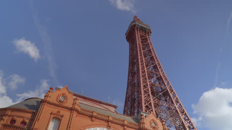 Blackpool-Tower-Mit-Blauem-Himmel-Und-Wolken,-Die-In-Zwei-Verschiedene-Richtungen-Vorbeirasen