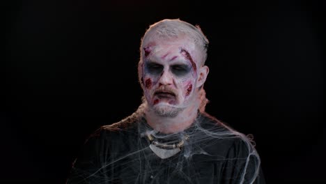 Erschreckender-Mann-Mit-Blutig-Verwundetem-Halloween-Zombie-Make-up,-Erschreckenden-Gesichtsausdrücken-Und-Krämpfen