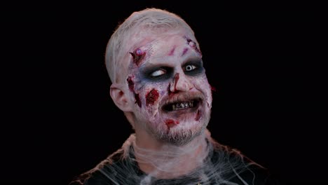 Zombie-Mann-Mit-Make-up,-Falschen-Wunden,-Narben-Und-Weißen-Kontaktlinsen,-Der-Schreiend-In-Die-Kamera-Blickt