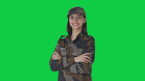 Porträt-Einer-Glücklichen-Indischen-Armeeoffizierin,-Die-Mit-Gekreuzten-Händen-Auf-Grünem-Bildschirm-Steht