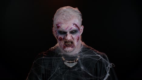 Hombre-Siniestro-Disfrazado-De-Zombie-Loco-De-Halloween-Con-Cicatrices-Sangrientas-Y-Heridas-En-La-Cara-Tratando-De-Asustar