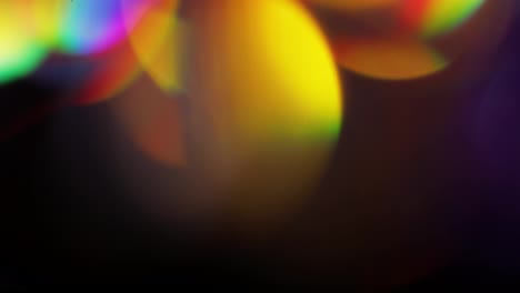 La-Luz-Multicolor-Filtra-Imágenes-De-4k-Sobre-Fondo-Negro,-Superposiciones-De-Ráfagas-De-Fugas-De-Destellos-De-Estudio-De-Lentes