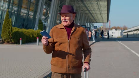 Senior-Rentner-Tourist-Großvater-Aufenthalt-In-Der-Nähe-Der-Flughafenhalle-Erfolg-Feiern-Sieg-Gewinner-Geste