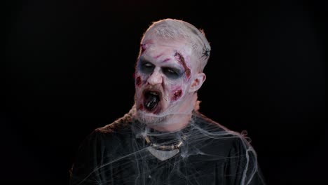 Hombre-Siniestro-Disfrazado-De-Zombie-Loco-De-Halloween-Con-Cicatrices-Sangrientas-Y-Heridas-En-La-Cara-Tratando-De-Asustar