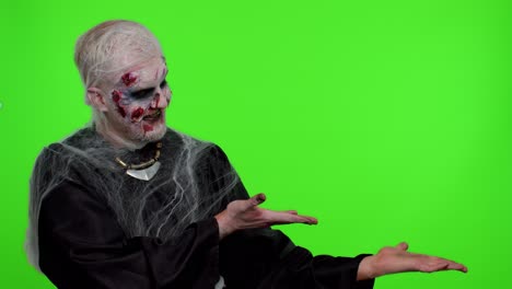 Scary-Herido-Halloween-Zombie-Hombre-No-muerto-Mostrando-Los-Pulgares-Hacia-Arriba-Y-Apuntando-A-La-Derecha-En-El-Espacio-En-Blanco