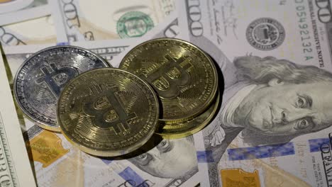 Moneda-Bitcoin-Btc-Y-Monedas-Ethereum-Eth-Que-Giran-En-Billetes-En-Efectivo-De-100-Dólares,-Minería-De-Dinero-Virtual