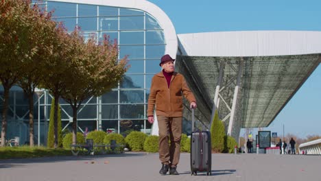 Senior-Großvater-Tourist-Geht-Zum-Internationalen-Flughafenterminal,-Um-Für-Die-Reise-Ins-Flugzeug-Einzusteigen