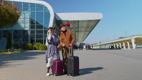 Ältere-Rentnertouristen,-Großmutter,-Großvater,-Der-Mit-Dem-Mobiltelefon-Ein-Selfie-Vlog-In-Der-Nähe-Des-Flughafens-Macht