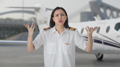 Wütende-Indische-Pilotin,-Die-Jemanden-Anschreit