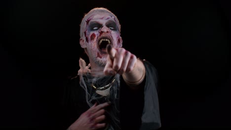 Halloween-Zombie-Mann-Zeigt-Mit-Dem-Finger-Auf-Die-Kamera,-Lacht-Laut,-Verspottet-Und-Macht-Einen-Lustigen-Witz
