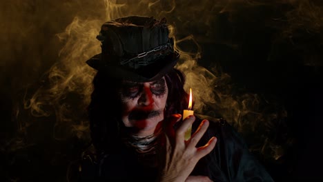Gruselige-Reife-Großmutter-Mit-Halloween-Stil-Hexen-Make-up,-Die-Voodoo-Zauberrituale-Macht