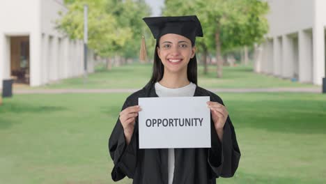 Feliz-Graduada-Universitaria-India-Sosteniendo-Pancarta-De-Oportunidad