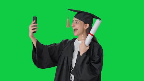 Fröhliches-Indisches-College-Absolventenmädchen,-Das-Auf-Selfies-Mit-Grünem-Bildschirm-Klickt