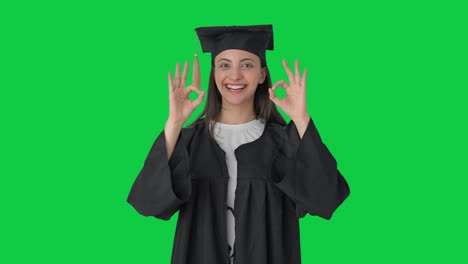 Fröhliches-Indisches-College-Absolventenmädchen,-Das-Ein-Okay-Zeichen-Auf-Grünem-Bildschirm-Zeigt