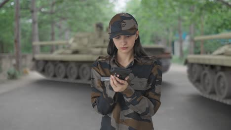 Mujer-India-Oficial-Del-Ejército-Inspección-Pistola