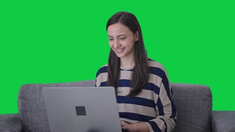 Fröhliches-Indisches-Mädchen-Mit-Grünem-Laptop-Bildschirm
