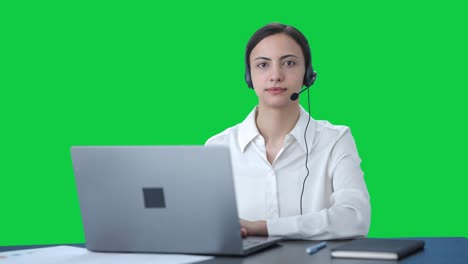 Indisches-Callcenter-Mädchen-Blickt-Auf-Den-Grünen-Bildschirm-Der-Kamera
