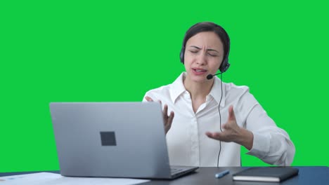 Wütendes-Indisches-Callcenter-Mädchen,-Das-Auf-Dem-Grünen-Bildschirm-Des-Kunden-Schreit