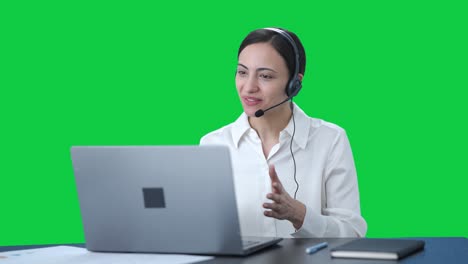 Fröhliches-Indisches-Callcenter-Mädchen,-Das-Mit-Dem-Kunden-über-Einen-Grünen-Bildschirm-Spricht