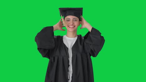 Feliz-Chica-Universitaria-India-Preparándose-Para-La-Ceremonia-De-Graduación-Pantalla-Verde