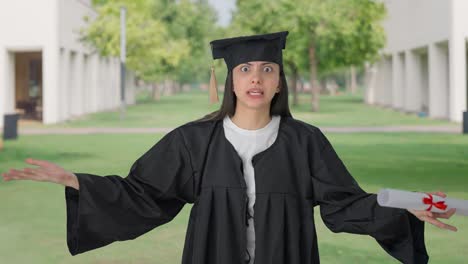Graduada-Universitaria-India-Enojada-Quejándose-Y-Gritando