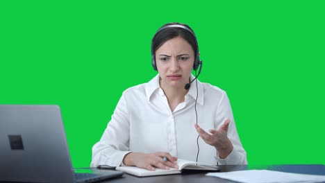 Verwirrtes-Indisches-Callcenter-Mädchen,-Das-Mit-Dem-Kunden-Auf-Grünem-Bildschirm-Spricht