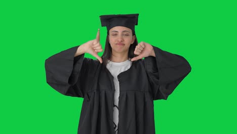 Enttäuschtes-Indisches-College-Absolventenmädchen-Zeigt-Daumen-Nach-Unten-Auf-Grünem-Bildschirm
