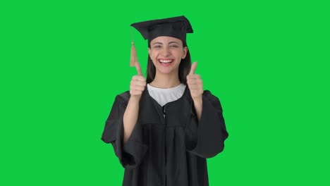 Glückliches-Indisches-College-Absolventenmädchen,-Das-Daumen-Nach-Oben-Auf-Grünem-Bildschirm-Zeigt