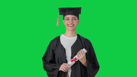 Porträt-Eines-Glücklichen-Indischen-College-Absolventenmädchens-Auf-Grünem-Bildschirm