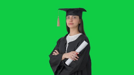 Porträt-Eines-Indischen-Hochschulabsolventenmädchens,-Das-Mit-Gekreuzten-Händen-Auf-Grünem-Bildschirm-Steht