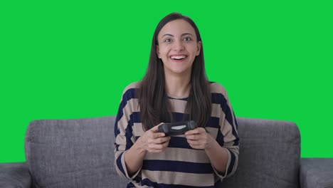 Aufgeregt-Indische-Gamerin,-Die-Videospiele-Auf-Grünem-Bildschirm-Spielt