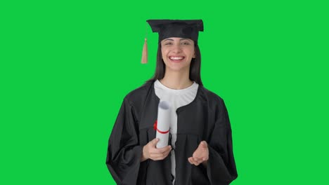 Fröhliches-Indisches-College-Absolventenmädchen,-Das-Auf-Grünem-Bildschirm-Spricht