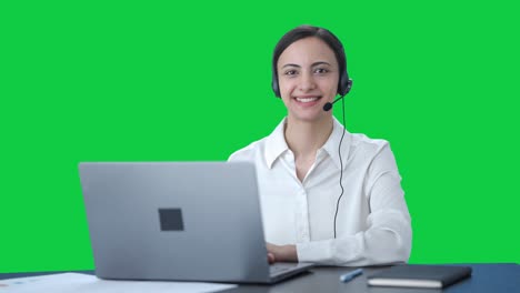 Fröhliches-Indisches-Callcenter-Mädchen,-Das-Auf-Grünem-Bildschirm-Lächelt