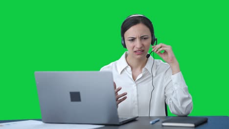 Verwirrtes-Indisches-Callcenter-Mädchen,-Das-Mit-Dem-Kunden-Auf-Grünem-Bildschirm-Spricht