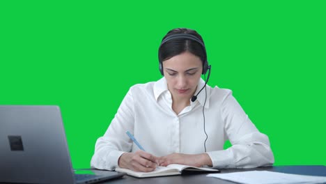 Indisches-Callcenter-Mädchen-Spricht-Mit-Kunden-Und-Macht-Sich-Notizen-Auf-Grünem-Bildschirm