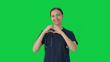Feliz-Doctora-India-Mostrando-El-Signo-Del-Corazón-En-La-Pantalla-Verde