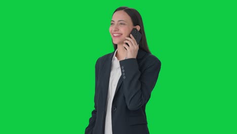 Glückliche-Indische-Managerin,-Die-Auf-Dem-Grünen-Bildschirm-Des-Telefons-Spricht