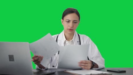 Indische-Ärztin-überprüft-Medizinische-Berichte-Auf-Grünem-Bildschirm