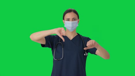 Unzufriedene-Indische-Ärztin-Zeigt-Daumen-Nach-Unten-Auf-Grünem-Bildschirm