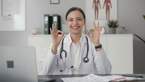 Glückliche-Indische-Ärztin,-Die-Ein-Okay-Zeichen-Zeigt