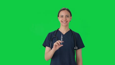 Fröhliche-Indische-Frau,-Die-Den-Impfstoff-Im-Injektions-Greenscreen-Füllt