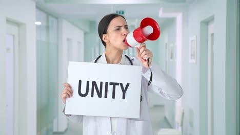Doctora-India-Enojada-Protestando-Por-La-Unidad