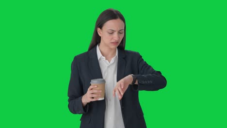 Indische-Managerin-Wartet-Auf-Jemanden-Und-Trinkt-Kaffee-Auf-Grünem-Bildschirm